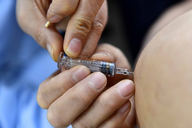 Νοσοκομειακός εγχέει εμβόλιο κατά του COVID-19 στο σημείο εμβολιασμών του 3ου Επαρχειακού Νοσοκομείου του Σανντόνγκ στο Τζινάν, στην επαρχία Σανντόνγκ της ανατολικής Κίνας, 4 Ιανουαρίου 2021. (Xinhua / Guo Xulei)