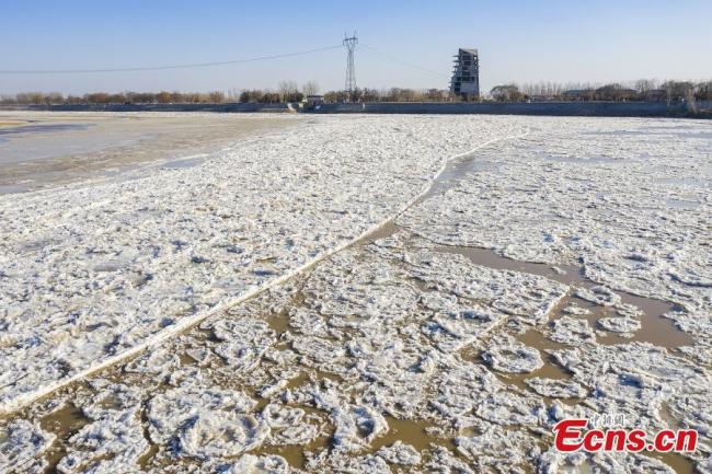 Η εναέρια φωτογραφία δείχνει κομμάτια πάγου να επιπλέουν σε ένα τμήμα του Κίτρινου Ποταμού στην πόλη Μπιντζόου της επαρχίας Σαντόνγκ της Ανατολικής Κίνας στις 7 Ιανουαρίου 2021. (Φωτογραφία / IC)