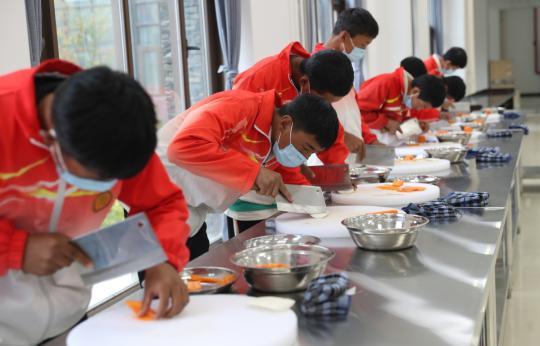 Μαθητές στο Τεχνικό και Επαγγελματικό Σχολείο Νγινγκτσί, Αυτόνομη Περιοχή του Θιβέτ, μαθαίνουν να σερβίρουν τσάι και να εργάζονται ως σεφ. (Φωτογραφία από Zou Hong / China Daily)