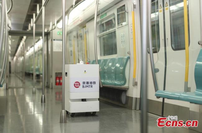 Ένα ρομπότ απολύμανσης σε ένα βαγόνι του Μετρό στον σταθμό Ματζιαπού της γραμμής 4 στο Πεκίνο, στις 18 Ιανουαρίου 2021.