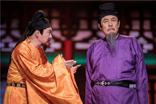 Ο ηθοποιός Σου Χουανσάν (δεξιά) παίζει τον δάσκαλο καλλιγραφίας της δυναστείας Τανγκ (618-907), Γιαν Τζεντσίνγκ, σε ένα σύντομο θεατρικό κομμάτι της εκπομπής. (φωτογραφία για China Daily)