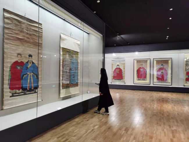 «Οικογενειακή Αρμονία», μια έκθεση στο Μουσείο Λονγκ στη Σαγκάη που εξετάζει τον ρόλο των προσώπων που ζωγραφίστηκαν κατά τις δυναστείες Μινγκ και Τσινγκ στη μεταφορά αξιών και πολιτιστικών παραδόσεων.