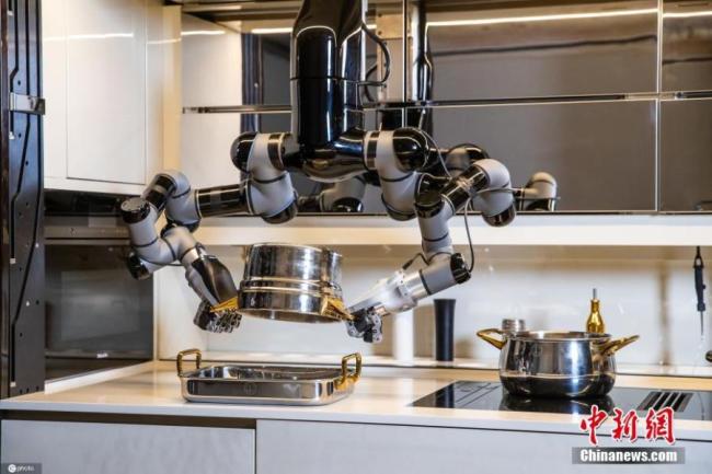 Κατασκευασμένο από της βρετανική εταιρεία τεχνολογίας Moley Robotics, το ρομπότ έχει ένα σύστημα με το οποίο, σε μια πολυτελή κουζίνα, μπορεί να ετοιμάζει φρεσκομαγειρεμένα γεύματα με το πάτημα ενός κουμπιού καθώς και να καθαρίζει. (φωτογραφία/ ICphoto)