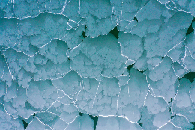 Θραύσματα πάγου επιπλέουν στην επιφάνεια της λίμνης Τσαοχάι στην κομητεία Γουεϊνίνγκ της επαρχίας Γκουιτζόου στις 12 Ιανουαρίου. [Φωτογραφία/ chinadaily.com.cn]
