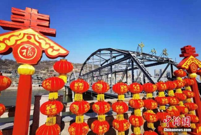 Η φωτογραφία που τραβήχτηκε στις 2 Φεβρουαρίου 2021 δείχνει τη Γέφυρα Τζονγκσάν στο Λαντζόου, στην επαρχία Γκανσού της βορειοδυτικής Κίνας, διακοσμημένη με κόκκινα φανάρια για το επερχόμενο Φεστιβάλ της Άνοιξης. Το εαρινό φεστιβάλ, ή αλλιώς το σεληνιακό νέο έτος της Κίνας, πέφτει στις 12 Φεβρουαρίου φέτος. (Φωτογραφία / China News Service)
