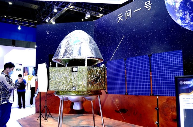 Η φωτογραφία που τραβήχτηκε στις 15 Σεπτεμβρίου 2020 δείχνει μοντέλο του μη επανδρωμένου σκάφους για τον Άρη, Tianwen-1, στην 22η Διεθνή Έκθεση Βιομηχανίας της Κίνας (CIIF) στη Σαγκάη της ανατολικής Κίνας. (Xinhua / Zhang Jiansong)