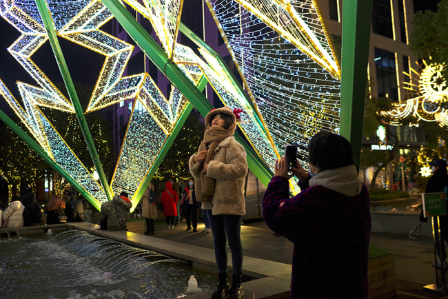 Επισκέπτες διασκεδάζουν σε ένα εμπορικό κέντρο στο Χανγκτζόου, στην επαρχία Τζετζιάνγκ της ανατολικής Κίνας, στις 20 Δεκεμβρίου 2020.