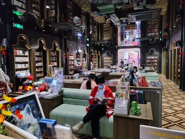 Κόσμος διαβάζει σε ένα βιβλιοπωλείο στο Γκουανγκτζόου της επαρχίας Γκουανγκντόνγκ στην νότια Κίνα, στις 5 Φεβρουαρίου 2021.