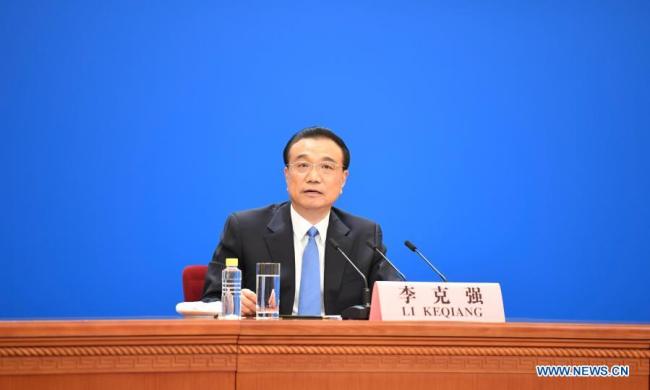 Ο Κινέζος πρωθυπουργός Λι Κετσιάνγκ ενώ συναντά τον Τύπο μετά την ολοκλήρωση της τέταρτης συνόδου του 13ου Εθνικού Λαϊκού Συνεδρίου στη Μεγάλη Αίθουσα του Λαού στο Πεκίνο, πρωτεύουσα της Κίνας, στις 11 Μαρτίου 2021. Ο Λι απάντησε σε ερωτήσεις από Κινέζους και ξένους δημοσιογράφους μέσω βίντεο. (φωτογραφία: Xinhua)