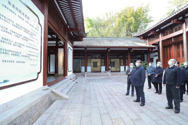 Ο Σι Τζινπίνγκ, γενικός γραμματέας της Κεντρικής Επιτροπής του Κομμουνιστικού Κόμματος της Κίνας, ενημερώνεται για τις τοπικές προσπάθειες για την μετάδοση της παραδοσιακής κουλτούρας, ενώ επισκέπτεται ένα πάρκο που δημιουργήθηκε ειδικά για τον Τζου Σι, έναν διάσημο Κινέζο φιλόσοφο του 12ου αιώνα, στην πόλη Νανπίνγκ, επαρχία Φουτζιάν, 22 Μαρτίου 2021. (φωτογραφία: Xinhua)