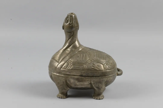 Ένα θυμιατήρι της δυναστείας Τανγκ με μορφή χελώνας, στη συλλογή του Μουσείου Σανσί. [Φωτογραφία China Daily]