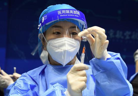 Νοσηλευτικό προσωπικό προετοιμάζει μια δόση εμβολίου COVID-19 στο Πανεπιστήμιο Μπεϊχάνγκ στο Πεκίνο, την πρωτεύουσα της Κίνας, στις 24 Μαρτίου 2021. (Xinhua / Ren Chao)