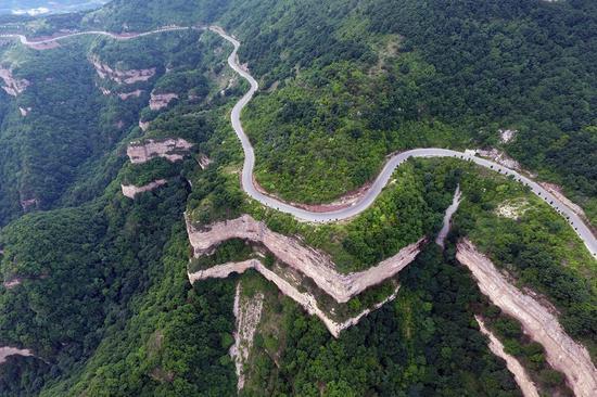Η εναέρια φωτογραφία που τραβήχτηκε στις 18 Ιουνίου 2019 δείχνει έναν δρόμο στην κομητεία Γουσιάνγκ της επαρχίας Σανσί της βόρειας Κίνας. (Xinhua / Zhan Yan)
