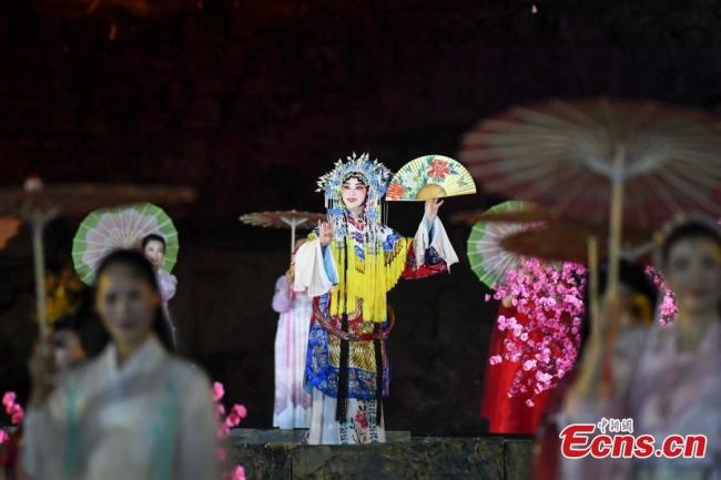 Η φωτογραφία που τραβήχτηκε στις 31 Μαρτίου 2021, δείχνει ερμηνευτές κινεζικής όπερας να τραγουδούν πάνω στη σκηνή στην πόλη Φουρόνγκ, στην επαρχία Χουνάν της κεντρικής Κίνας.