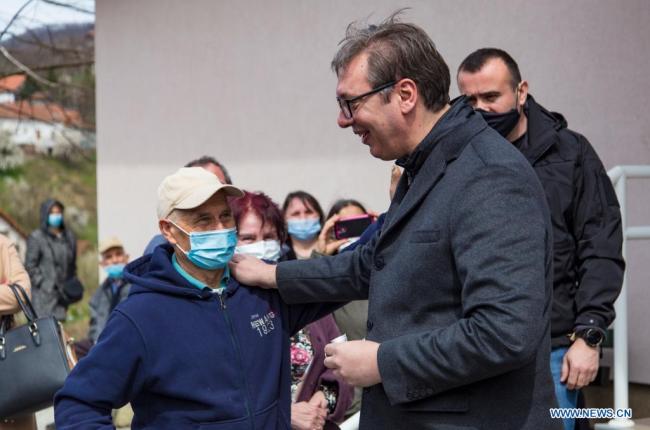 Ο Πρόεδρος της Σερβίας Αλεξάνταρ Βούτσιτς συνομιλεί με κατοίκους της περιοχής μετά το κινεζικό εμβόλιο της Sinopharm κατά του COVID-19 στο Ματζντάντεκ, Σερβία, 6 Απριλίου 2021. (φωτογραφία / Xinhua)
