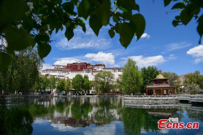 Φωτογραφία από τις 29 Απριλίου 2021, δείχνει το Παλάτι Ποτάλα στην Λάσα, πρωτεύουσα της Αυτόνομης Περιοχής του Θιβέτ στην νοτιοδυτική Κίνα. (φωτογραφία: China News Service)