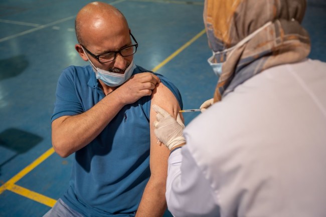 Ένας Παλαιστίνιος ενώ λαμβάνει τη δεύτερη δόση του εμβολίου για COVID-19 της Sinopharm της Κίνας σε ένα ιατρικό κέντρο κατά τη διάρκεια μιας κίνησης εμβολιασμού στην πόλη Βηθλεέμ της Δυτικής Όχθης, 29 Απριλίου 2021. (Φωτογραφία από Luay Sababa / Xinhua)