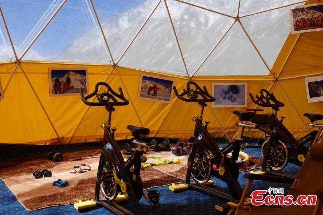 Αυτή η φωτογραφία δείχνει τον εξοπλισμό γυμναστικής στην Κατασκήνωση Βάσης στη βόρεια πλαγιά του όρους Τσομολάνγκμα, 9 Μαΐου 2021. (Φωτογραφία: China News Service)