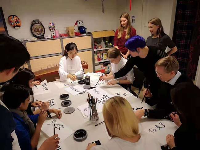 Μαθητές μαθαίνουν κινέζικα την Ημέρα του Κομφούκιου στη Φινλανδία, το 2018. [Φωτογραφία αρχείου: China Plus]