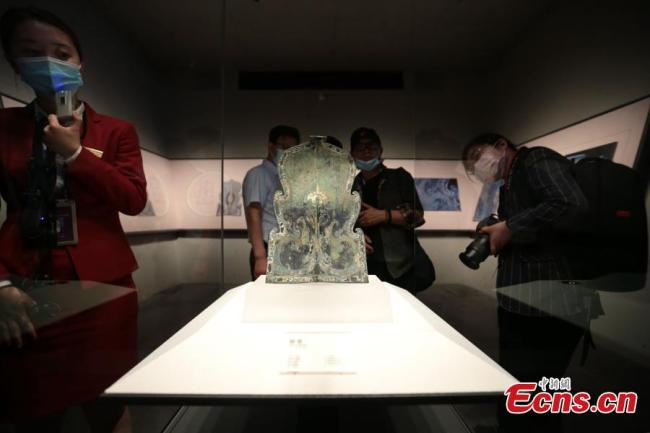 Οι επισκέπτες κοιτάζουν τη ζωγραφισμένη χάλκινη ασπίδα στο νέο μουσείο στο Μαυσωλείο του Αυτοκράτορα Τσινσιχουάνγκ, στην πόλη Λιντόνγκ της επαρχίας Σαανσί στις 18 Μαΐου 2021. (Φωτογραφία / China News Service)