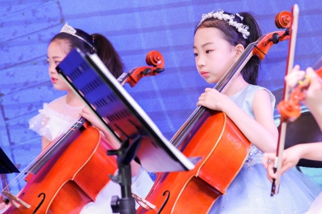 Μικροί καλλιτέχνες δίνουν παράσταση στο Πεκίνο στις 8 Μαΐου. [Η φωτογραφία παρέχεται στην China Daily]