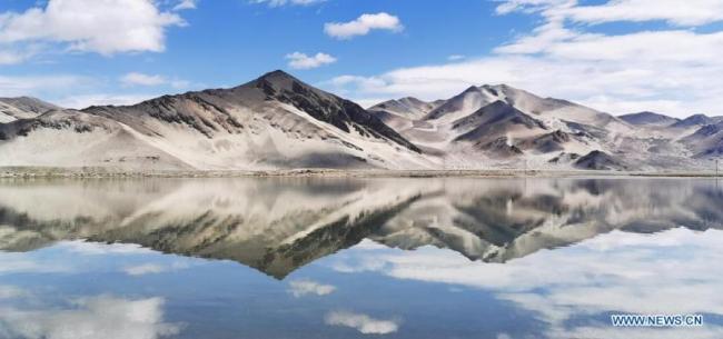 Η φωτογραφία που τραβήχτηκε στις 13 Μαΐου 2021 δείχνει το τοπίο ενός υγρότοπου στην κομητεία Ντινγκτζιέ, στην Αυτόνομη Περιοχή του Θιβέτ της νοτιοδυτικής Κίνας. (φωτογραφία / Xinhua)