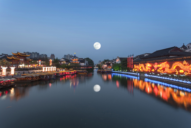 Nanking óváros az őszközépi telihold fényében