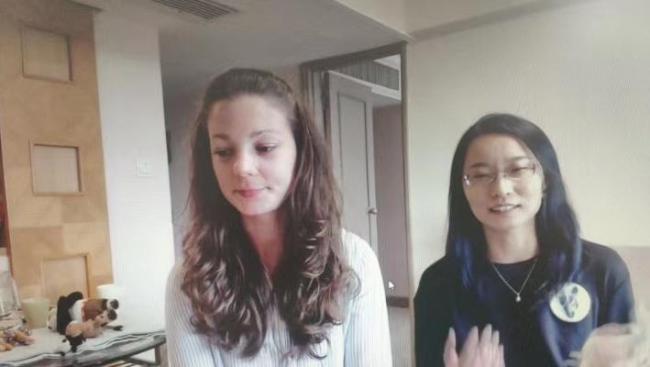 A karantén idején Guncz Nóra tanárnő online órát ad Viola Zhan Ge tolmács segítségével