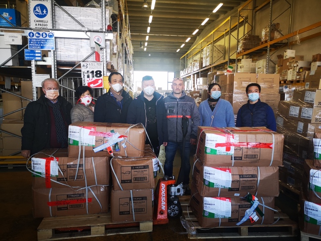 Volontari cinesi a Torino consegnano gli occhiali protettivi all’Unità di Crisi della Regione Piemonte.