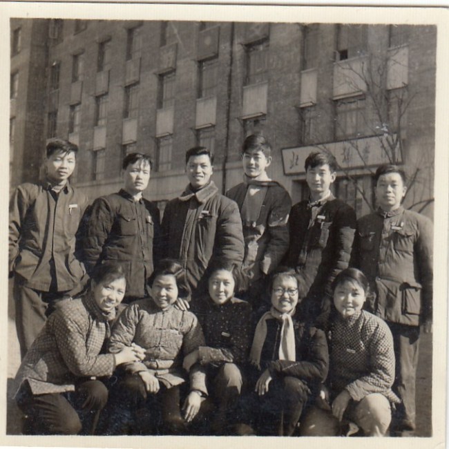 Gli studenti della Classe 602 della Facolta di lingue straniere rimasti all'Istituto per le Trasmissioni della Radio di Beijing durante le vacanze invernali del 1960.