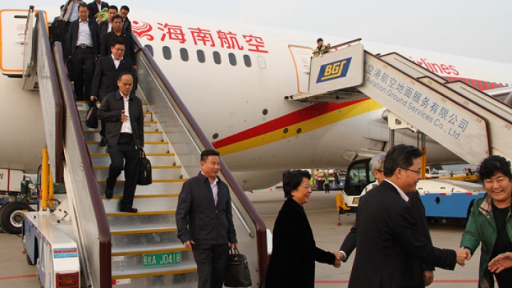 Representantes participantes do 19º Congresso Nacional do PCCh chegam a Beijing sucessivamente
