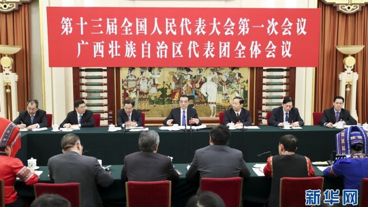 Li Keqiang participa da reunião da delegação de Guangxi