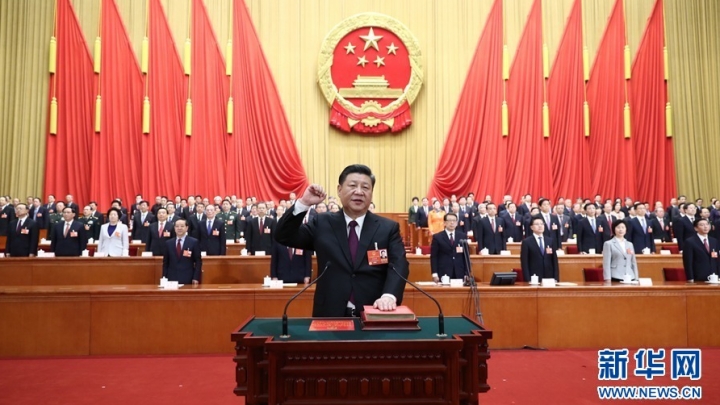 Xi Jinping é eleito presidente do Estado e presta juramento à Constituição