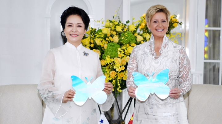 Peng Liyuan e a primeira-dama do Panamá comparecem a um encontro sobre prevenção da AIDS