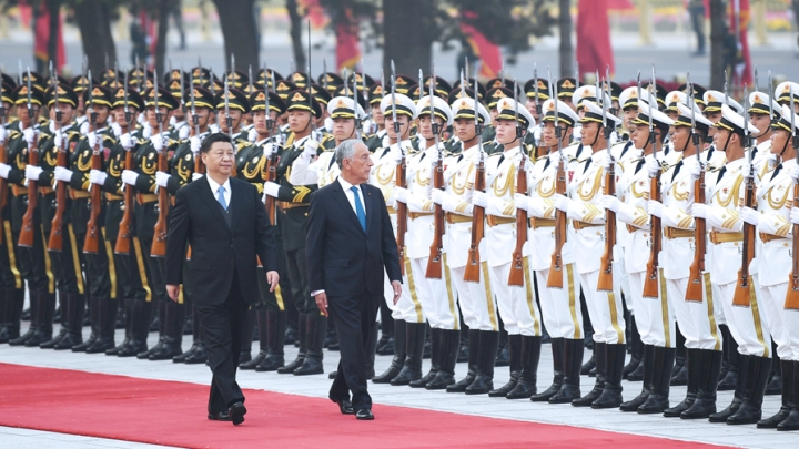 Xi Jinping conversa com Marcelo Rebelo de Sousa