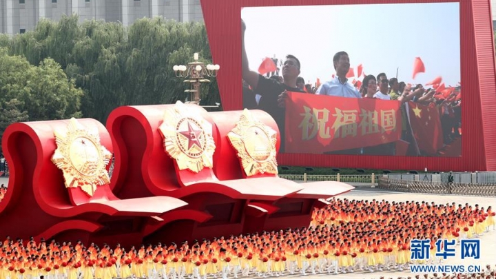 Desfile de massa é realizado para comemorar 70º aniversário da República Popular da China