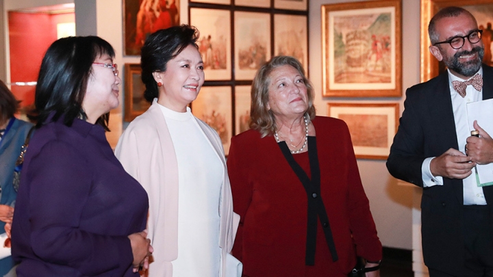 Primeira-dama da China Peng Liyuan visita Museu Benaki em Atenas