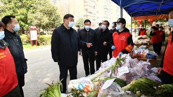 Xi Jinping visita moradores e trabalhadores em Wuhan
