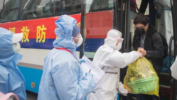 Pacientes receberam alta hospitalar e terminaram a quarentena de 14 dias para observação médica em Wuhan
