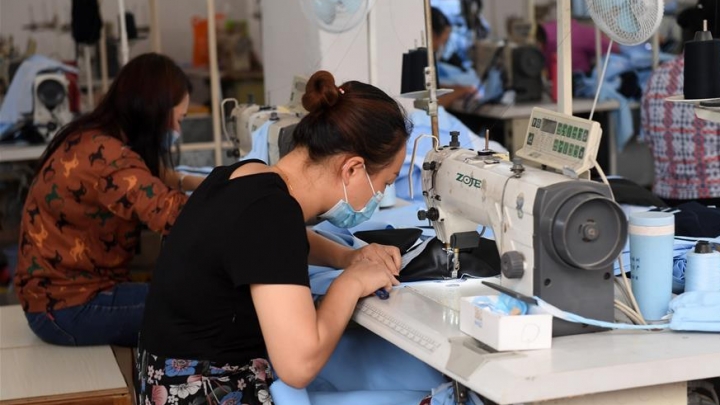 Oficinas de redução da pobreza fornecem empregos a residentes realocados em Guangxi
