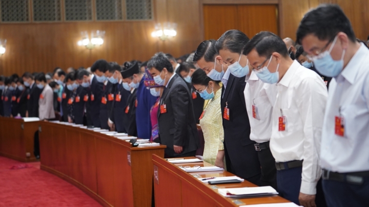 Líderes e conselheiros chineses prestam homenagem silenciosa às vidas perdidas pela COVID-19
