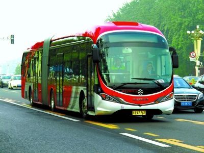 По центральному проспекту Пекина начали курсировать новые электробусы
