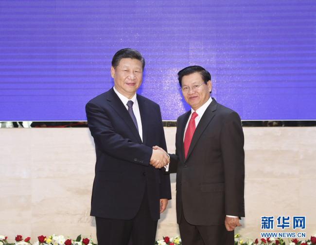 Си Цзиньпин встретился с премьер-министром Лаоса Тхонглуном Сисулитом