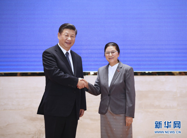 Си Цзиньпин встретился с председателем Национальной Ассамблеи Лаоса Пани Ятхоту