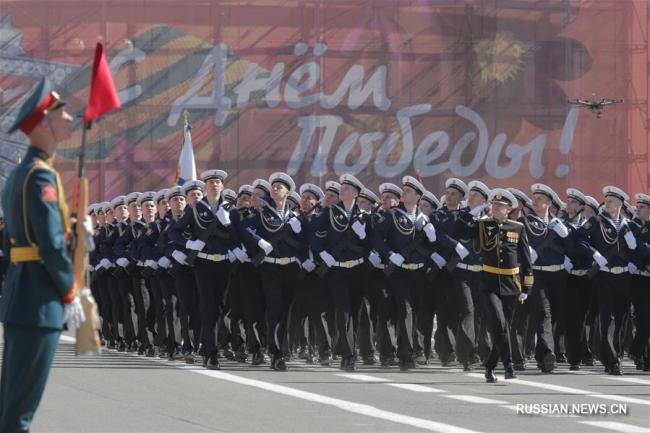 Около 700 тыс жителей Санкт-Петербурга приняли участие в акции "Бессмертный полк"