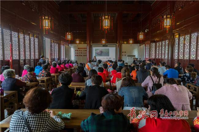 Власти г. Циндао обучают местных жителей этикету в преддверии саммита ШОС 