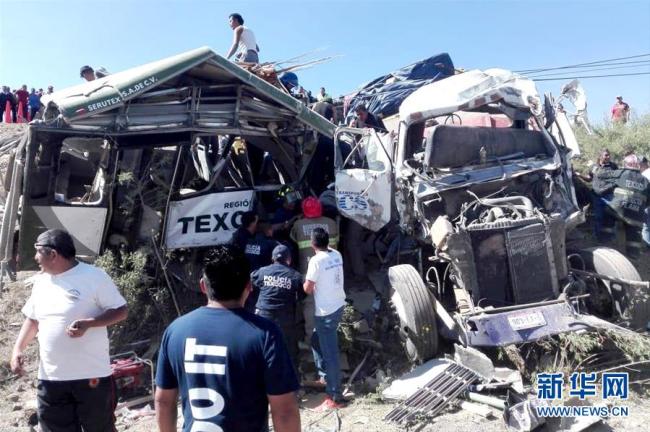 Не менее 10 человек погибли при ДТП в Мексике