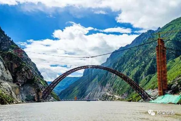 Завершено смыкание железнодорожного моста через реку Ялуцангпо