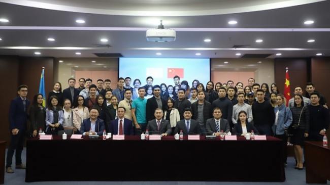 Посол РК встретился с казахстанскими студентами в Ханчжоу