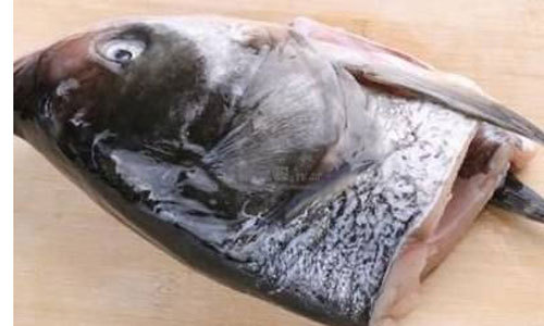 Тушеная голова рыбы с рубленным перцем